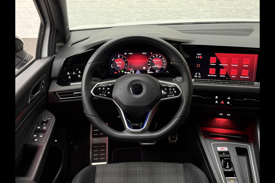 Volkswagen Golf 245 pk GTE Hybrid | IQ-Light | ACC | 19'' | GTI Diffuser | Trekhaak | Stuurwielverwarming | Achteruitrij-Camera | 3-Zone Clima | Carplay | Sfeerverlichting | Draadloos Laden |