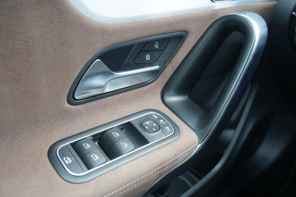 Mercedes-Benz CLA-Klasse Shooting Brake 180 AMG Line *FACELIFT * + 360° / HEAD-UP / BURMESTER / MEMORY