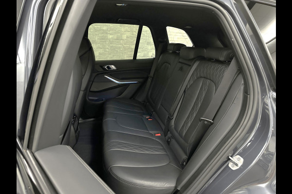 BMW X5 45e M-Stoelen | M-Performance | 360 Camera | ACC | Indiv. Leder | Harman-Kardon | Laser-LED | Keyless-Entry | Stoelventilatie | Head-Up | Memory | 21'' | Sfeerverlichting | Trekhaak | Luchtvering | Rij-Assistent Pro | Carplay | Black-Optic | Draadloos Laden.