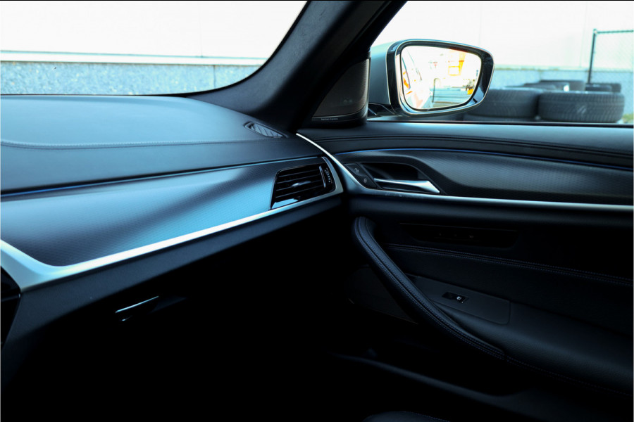 BMW 5 Serie 545e xDrive Individual Soft Close / M-zetels / Leder dashboard /