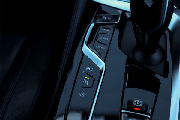 BMW 5 Serie 545e xDrive Individual Soft Close / M-zetels / Leder dashboard /