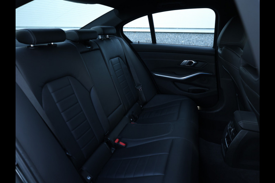BMW 3-serie 330e M Sport HiFi / 19 inch / M-Sport remmen / Leder /