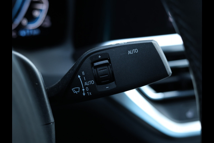 BMW 3-serie 330e M Sport HiFi / 19 inch / M-Sport remmen / Leder /