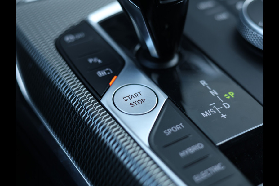 BMW 3-serie 330e M Sport HiFi / 19 inch / M-Sport remmen / Leder /