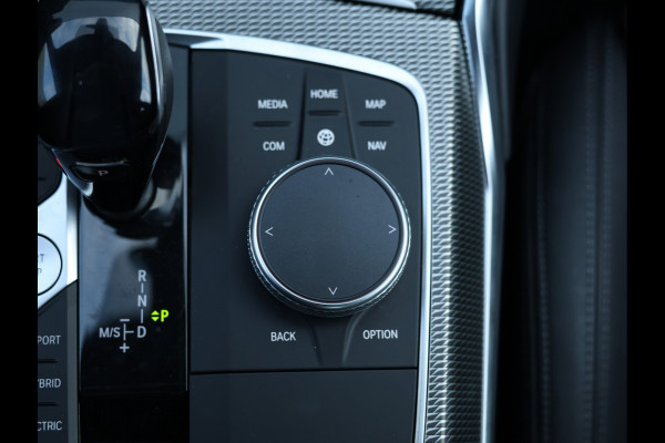 BMW 3-serie 330e M Sport HiFi / 19 inch / M-Sport remmen / Leder /