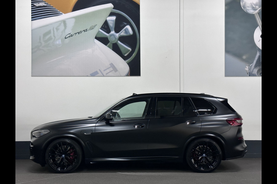 BMW X5 45e | M Sportseats | Frozen Black | Carbon | 360 Camera | Skylounce | ACC | Stoel Massage & Ventilatie | Indiv. Leder | Laser-LE Softclose | Achterasbesturing | Glasapplicatie | Stuur en achterbank verwarming | TH | 4-Zone | Isolatieglas | 22" | Bovag garantie.