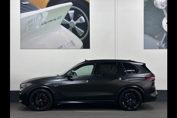BMW X5 45e | M Sportseats | Frozen Black | Carbon | 360 Camera | Skylounce | ACC | Stoel Massage & Ventilatie | Indiv. Leder | Laser-LE Softclose | Achterasbesturing | Glasapplicatie | Stuur en achterbank verwarming | TH | 4-Zone | Isolatieglas | 22" | Bovag garantie.