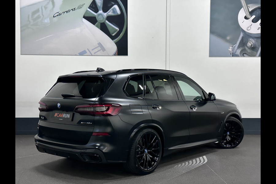 BMW X5 45e | M Sportseats | Frozen Black | Carbon | 360 Camera | Skylounce | ACC | Stoel Massage & Ventilatie | Indiv. Leder | Laser-LE Softclose | Achterasbesturing | Glasapplicatie | Stuur en achterbank verwarming | TH | 4-Zone | Isolatieglas | 22" | Bovag garantie.
