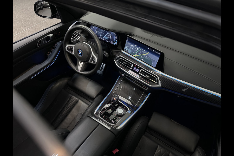 BMW X5 45e | M Sportseats | Frozen Black | Carbon | 360 Camera | Skylounce | ACC | Stoel Massage & Ventilatie | Indiv. Leder | Laser-LE Softclose | Achterasbesturing | Glasapplicatie | Stuur en achterbank verwarming | TH | 4-Zone | Isolatieglas | 22" | Bovag garantie.