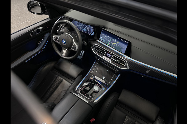BMW X5 45e | M Sportseats | Frozen Black | Carbon | 360 Camera | Skylounce | ACC | Stoel Massage & Ventilatie | Indiv. Leder | Laser-LE Softclose | Achterasbesturing | Glasapplicatie | Stuur en achterbank verwarming | TH | 4-Zone | Isolatieglas | 22" | Bovag garantie.