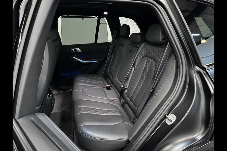 BMW X5 45e | M Sportseats | Frozen Black | Carbon | 360 Camera | Skylounce | ACC | Stoel Massage & Ventilatie | Indiv. Leder | Laser-LE Softclose | Achterasbesturing | Glasapplicatie | Stuur en achterbank verwarming | TH | 4-Zone | Isolatieglas | 22" | Bovag garantie.