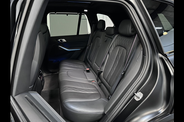 BMW X5 45e | M Sportseats | Frozen Black | Carbon | 360 Camera | Skylounce | ACC | Stoel Massage & Ventilatie | Indiv. Leder | Laser-LE Softclose | Achterasbesturing | Glasapplicatie | Stuur en achterbank verwarming | TH | 4-Zone | Isolatieglas | 22" | Bovag garantie.
