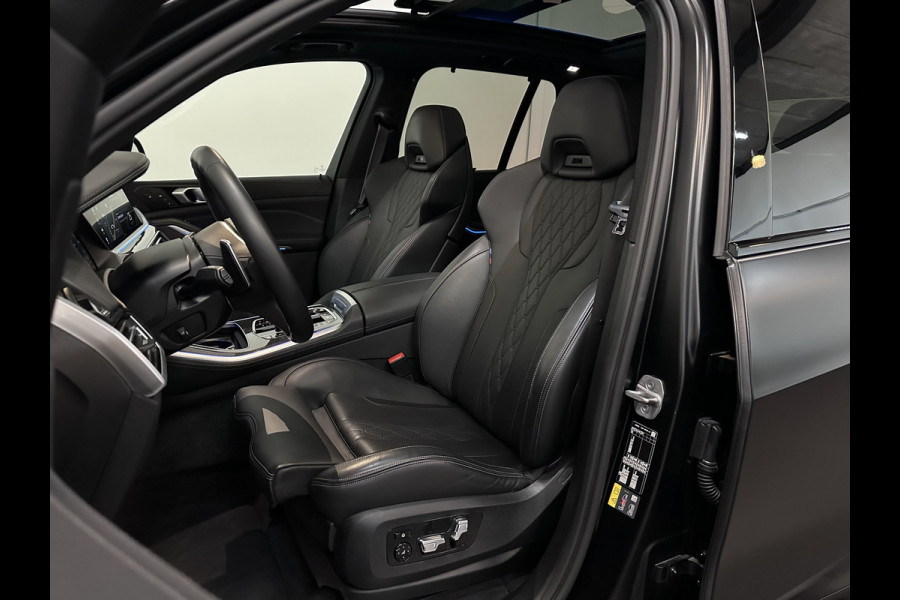BMW X5 45e | M Sportseats | Frozen Black | Carbon | 360 Camera | Skylounce | ACC | Stoel Massage & Ventilatie | Indiv. Leder | Laser-LE Softclose | Achterasbesturing | Glasapplicatie | Stuur en achterbank verwarming | TH | 4-Zone | Isolatieglas | 22" | Bovag garantie.