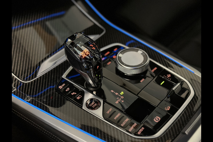 BMW X5 45e | M Sportseats | Frozen Black | Carbon | 360 Camera | Skylounce | ACC | Stoel Massage & Ventilatie | Indiv. Leder | Laser-LE Softclose | Achterasbesturing | Glasapplicatie | Stuur en achterbank verwarming | TH | 4-Zone | Isolatieglas | 22" | Bovag garantie.