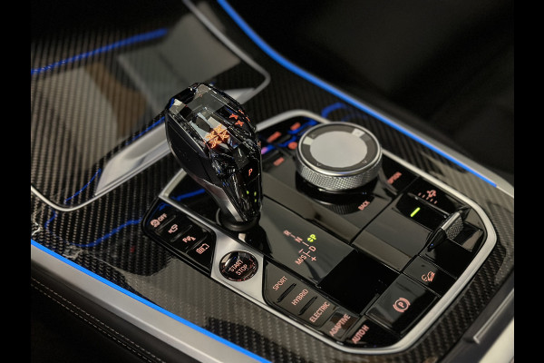 BMW X5 45e | M Sportseats | Frozen Black | Carbon | 360 Camera | Skylounce | ACC | Stoel Massage & Ventilatie | Indiv. Leder | Laser-LE Softclose | Achterasbesturing | Glasapplicatie | Stuur en achterbank verwarming | TH | 4-Zone | Isolatieglas | 22" | Bovag garantie.