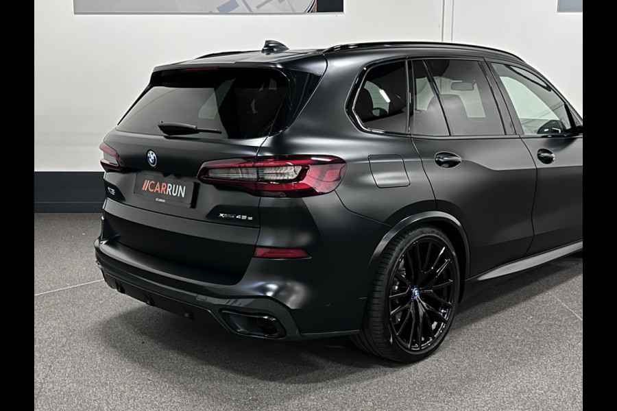 BMW X5 45e | M Sportseats | Frozen Black | Carbon | 360 Camera | Skylounce | ACC | Stoel Massage & Ventilatie | Indiv. Leder | Laser-LE Softclose | Achterasbesturing | Glasapplicatie | Stuur en achterbank verwarming | TH | 4-Zone | Isolatieglas | 22" | Bovag garantie.