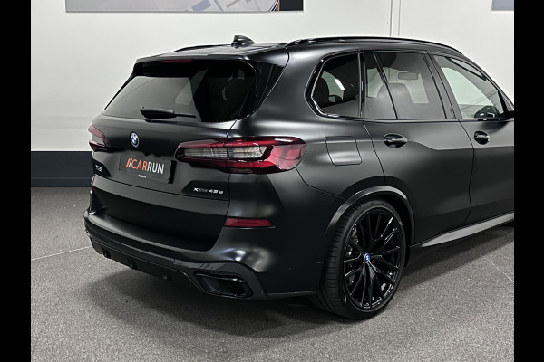 BMW X5 45e | M Sportseats | Frozen Black | Carbon | 360 Camera | Skylounce | ACC | Stoel Massage & Ventilatie | Indiv. Leder | Laser-LE Softclose | Achterasbesturing | Glasapplicatie | Stuur en achterbank verwarming | TH | 4-Zone | Isolatieglas | 22" | Bovag garantie.