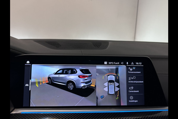 BMW X5 45e | M Sportseats | Frozen Black | Carbon | 360 Camera | Skylounce | ACC | Stoel Massage & Ventilatie | Indiv. Leder | Laser-LE Softclose | Achterasbesturing | Glasapplicatie | Stuur en achterbank verwarming | TH | 4-Zone | Isolatieglas | 22" | Bovag garantie.