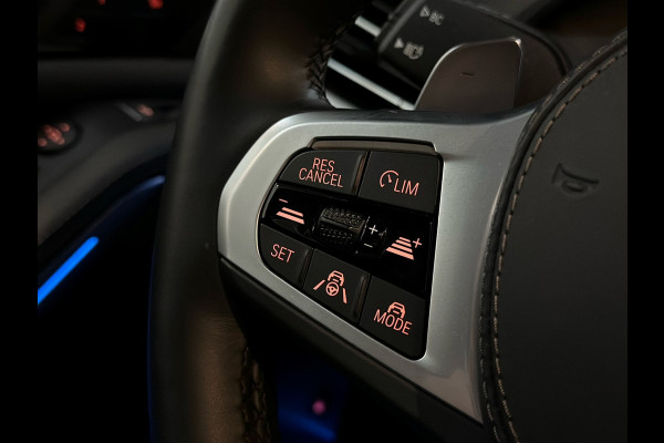 BMW X5 45e | M Sportseats | Frozen Black | Carbon | 360 Camera | Skylounce | ACC | Stoel Massage & Ventilatie | Indiv. Leder | Laser-LE Softclose | Achterasbesturing | Glasapplicatie | Stuur en achterbank verwarming | TH | 4-Zone | Isolatieglas | 22" | Bovag garantie.