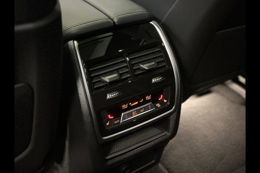 BMW X5 45e | M Sportseats | Frozen Black | Carbon | 360 Camera | Skylounce | ACC | Stoel Massage & Ventilatie | Indiv. Leder | Laser-LE Softclose | Achterasbesturing | Glasapplicatie | Stuur en achterbank verwarming | TH | 4-Zone | Isolatieglas | 22" | Bovag garantie.