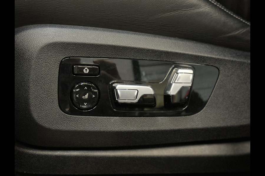 BMW X5 45e | M Sportseats | Frozen Black | Carbon | 360 Camera | Skylounce | ACC | Stoel Massage & Ventilatie | Indiv. Leder | Laser-LE Softclose | Achterasbesturing | Glasapplicatie | Stuur en achterbank verwarming | TH | 4-Zone | Isolatieglas | 22" | Bovag garantie.