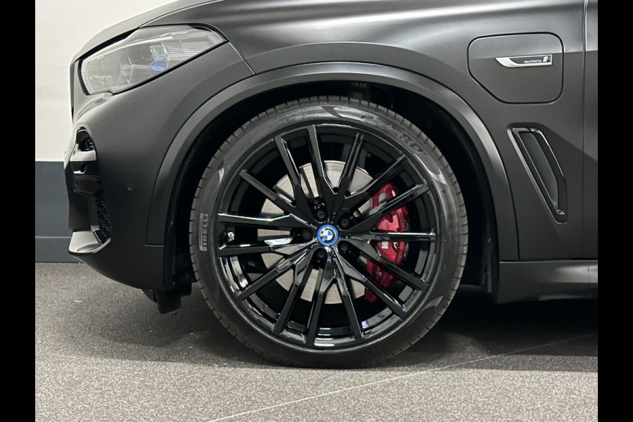 BMW X5 45e | M Sportseats | Frozen Black | Carbon | 360 Camera | Skylounce | ACC | Stoel Massage & Ventilatie | Indiv. Leder | Laser-LE Softclose | Achterasbesturing | Glasapplicatie | Stuur en achterbank verwarming | TH | 4-Zone | Isolatieglas | 22" | Bovag garantie.