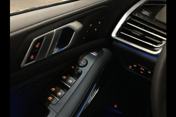 BMW X5 45e | M Sportseats | Frozen Black | Carbon | 360 Camera | Skylounce | ACC | Stoel Massage & Ventilatie | Indiv. Leder | Laser-LE Softclose | Achterasbesturing | Glasapplicatie | Stuur en achterbank verwarming | TH | 4-Zone | Isolatieglas | 22" | Bovag garantie.