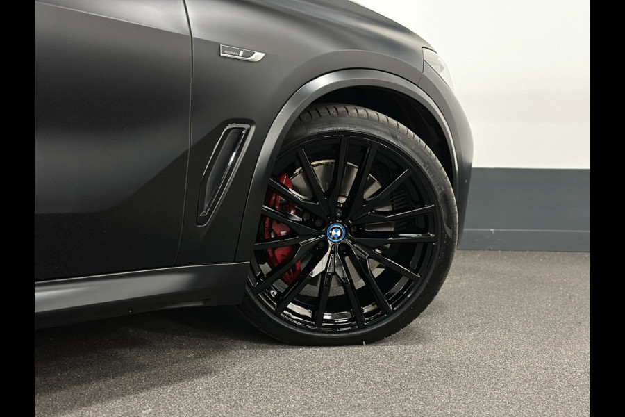 BMW X5 45e | M Sportseats | Frozen Black | Carbon | 360 Camera | Skylounce | ACC | Stoel Massage & Ventilatie | Indiv. Leder | Laser-LE Softclose | Achterasbesturing | Glasapplicatie | Stuur en achterbank verwarming | TH | 4-Zone | Isolatieglas | 22" | Bovag garantie.