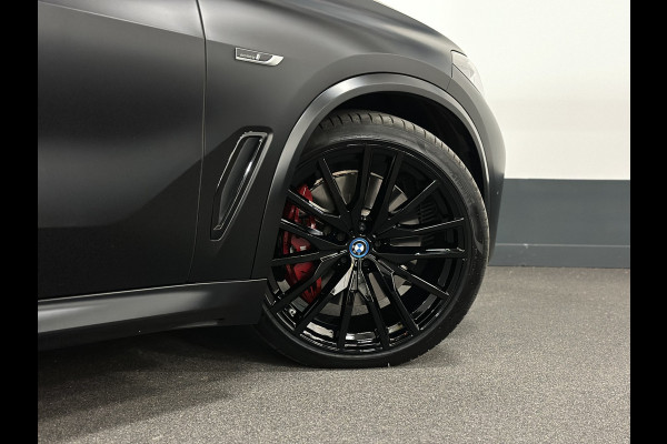 BMW X5 45e | M Sportseats | Frozen Black | Carbon | 360 Camera | Skylounce | ACC | Stoel Massage & Ventilatie | Indiv. Leder | Laser-LE Softclose | Achterasbesturing | Glasapplicatie | Stuur en achterbank verwarming | TH | 4-Zone | Isolatieglas | 22" | Bovag garantie.