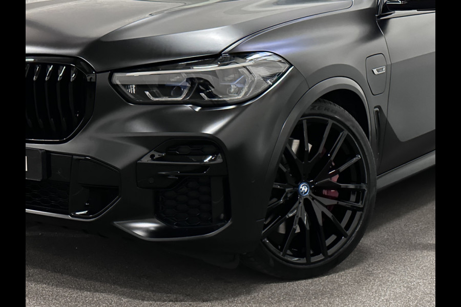 BMW X5 45e | M Sportseats | Frozen Black | Carbon | 360 Camera | Skylounce | ACC | Stoel Massage & Ventilatie | Indiv. Leder | Laser-LE Softclose | Achterasbesturing | Glasapplicatie | Stuur en achterbank verwarming | TH | 4-Zone | Isolatieglas | 22" | Bovag garantie.