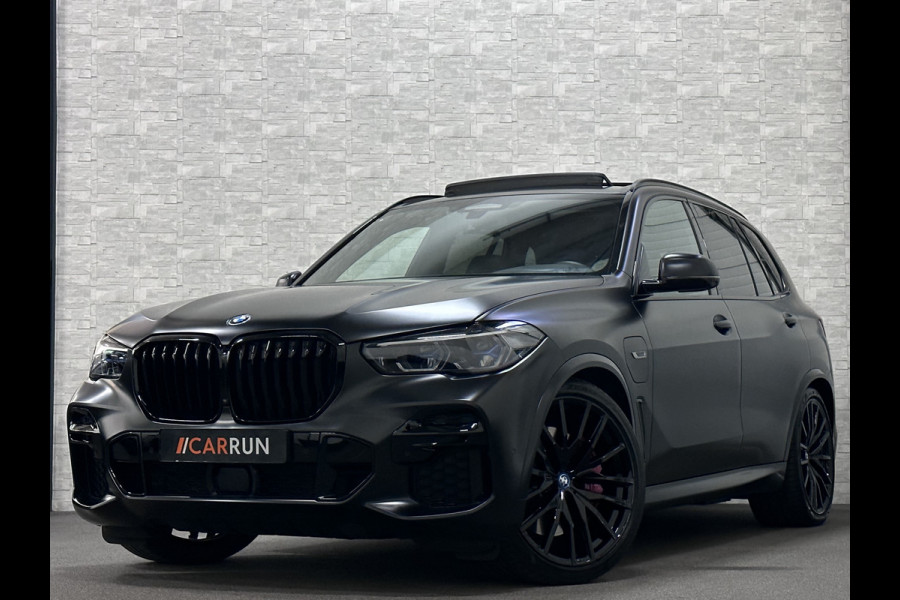 BMW X5 45e | M Sportseats | Frozen Black | Carbon | 360 Camera | Skylounce | ACC | Stoel Massage & Ventilatie | Indiv. Leder | Laser-LE Softclose | Achterasbesturing | Glasapplicatie | Stuur en achterbank verwarming | TH | 4-Zone | Isolatieglas | 22" | Bovag garantie.