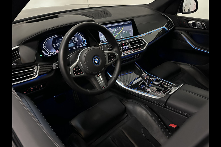 BMW X5 45e | M Sportseats | Frozen Black | Carbon | 360 Camera | Skylounce | ACC | Stoel Massage & Ventilatie | Indiv. Leder | Laser-LE Softclose | Achterasbesturing | Glasapplicatie | Stuur en achterbank verwarming | TH | 4-Zone | Isolatieglas | 22" | Bovag garantie.