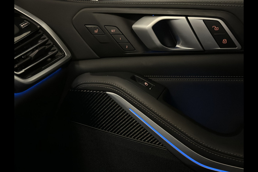 BMW X5 45e | M Sportseats | Frozen Black | Carbon | 360 Camera | Skylounce | ACC | Stoel Massage & Ventilatie | Indiv. Leder | Laser-LE Softclose | Achterasbesturing | Glasapplicatie | Stuur en achterbank verwarming | TH | 4-Zone | Isolatieglas | 22" | Bovag garantie.