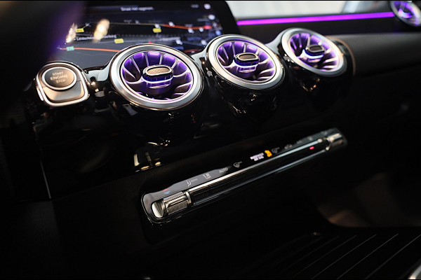 Mercedes-Benz CLA-Klasse 250 e AMG 45 Look / Memory / Elek Stoelen / Cruise Control / Camera / Open Panoramadak / Led / 18 Inch
