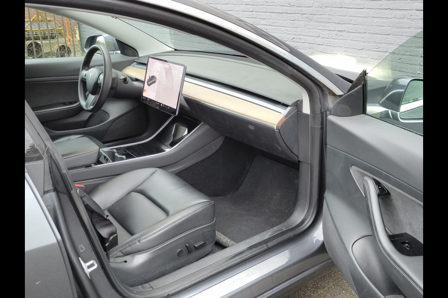 Tesla Model 3 RWD SR plus 325PK SOH 91% Trekhaak Lmv 18" AutoPilot FSD Leder Panoramadak Adaptive-Cruise Camera's Elektr.-Stuur+Stoelen+Spiege Navi LED Comfortstoelen ACC DAB Voorverwarmen interieur via App Keyless One-Pedal-Drive Origineel Nederlandse Auto 1.000KG Trekgewicht