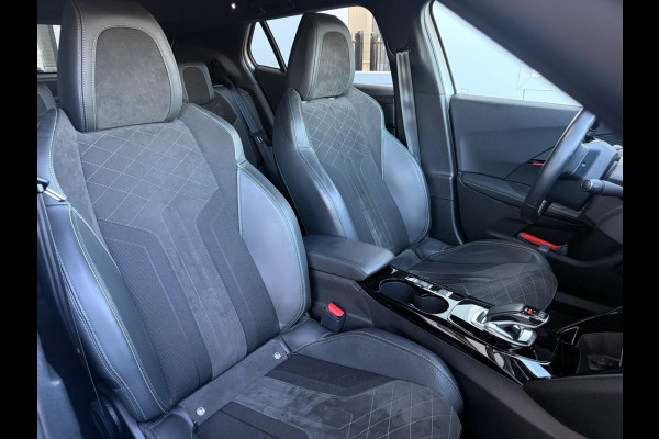 Peugeot e-2008 EV GT 50 kWh, elect. te openen panoramadak, achteruitrijcamera, 1/2 lederen sportinterieur, 17 inch, adaptief cruis