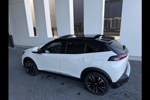 Peugeot e-2008 EV GT 50 kWh, elect. te openen panoramadak, achteruitrijcamera, 1/2 lederen sportinterieur, 17 inch, adaptief cruis