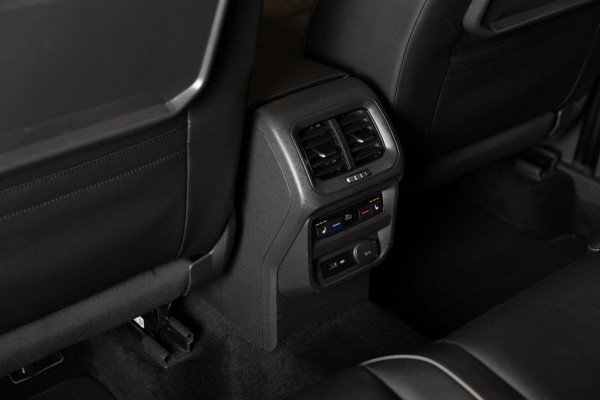 Volkswagen Tiguan 2.0 TSI 4Motion 2x R-Line Blackstyle / 230pk / Trekhaak / Panorama dak / Dynaudio /