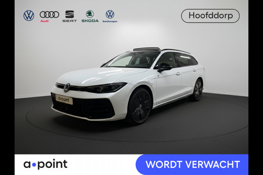 Volkswagen Passat Variant 1.5 eHybrid R-Line Edition 272 pk Automaat (DSG) | Verlengde garantie | Navigatie | Panoramadak | Trekhaak (wegklapbaar) | Lederen bekleding | Stoelverwarming v/a | R-Line |