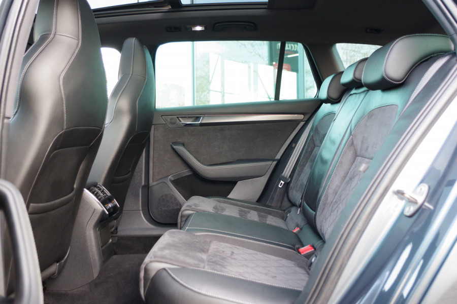Škoda Superb Combi 1.4 TSI iV 218 PK Sportline BNS PHEV, Trekhaak, Panoramadak, 4 x Stoelverwarming, 360 Camera
