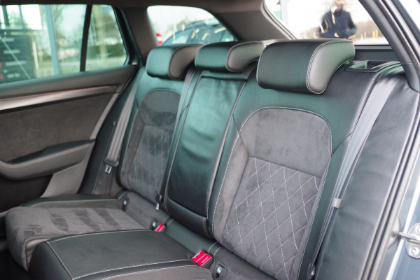 Škoda Superb Combi 1.4 TSI iV 218 PK Sportline BNS PHEV, Trekhaak, Panoramadak, 4 x Stoelverwarming, 360 Camera