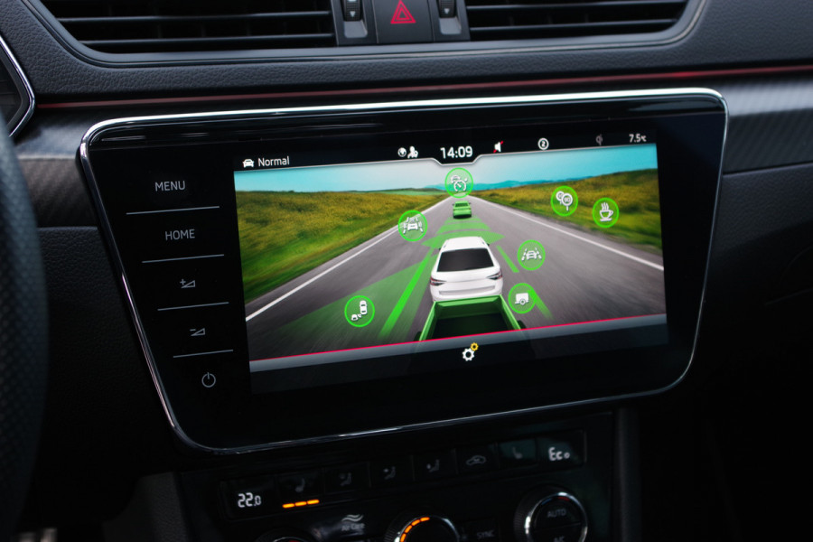 Škoda Superb Combi 1.4 TSI iV 218 PK Sportline BNS PHEV, Trekhaak, Panoramadak, 4 x Stoelverwarming, 360 Camera