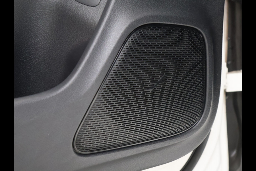 Mercedes-Benz CLA-Klasse 200 Premium Plus [SCHUIFKANTELDAK, BURMESTER SOUND, APPLE CARPLAY, ANDROID, SFEERVERLICHTING, CAMERA, STOELVERWARMING, LEDVERLICHTING, CRUISE, CLIMATE, NIEUWSTAAT]