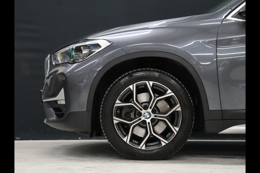 BMW X1 sDrive20i VDL Nedcar Edition [GROOT NAVIGATIE, TREKHAAK, HUD, PDC V+A, BLUETOOTH TELEFOON, CRUISE CONTROL, STOELVERWARMING, ELEKTRISCHE ACHTERKLEP, BMW LED, NIEUWSTAAT]