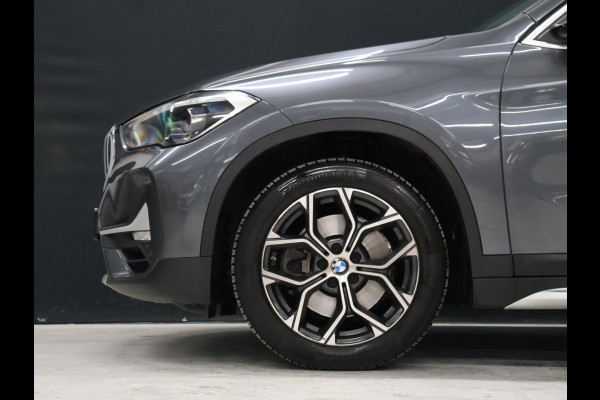 BMW X1 sDrive20i VDL Nedcar Edition [GROOT NAVIGATIE, TREKHAAK, HUD, PDC V+A, BLUETOOTH TELEFOON, CRUISE CONTROL, STOELVERWARMING, ELEKTRISCHE ACHTERKLEP, BMW LED, NIEUWSTAAT]