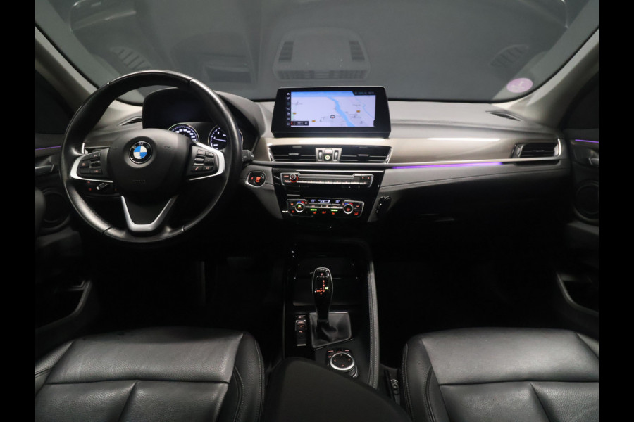 BMW X1 sDrive20i VDL Nedcar Edition [GROOT NAVIGATIE, TREKHAAK, HUD, PDC V+A, BLUETOOTH TELEFOON, CRUISE CONTROL, STOELVERWARMING, ELEKTRISCHE ACHTERKLEP, BMW LED, NIEUWSTAAT]