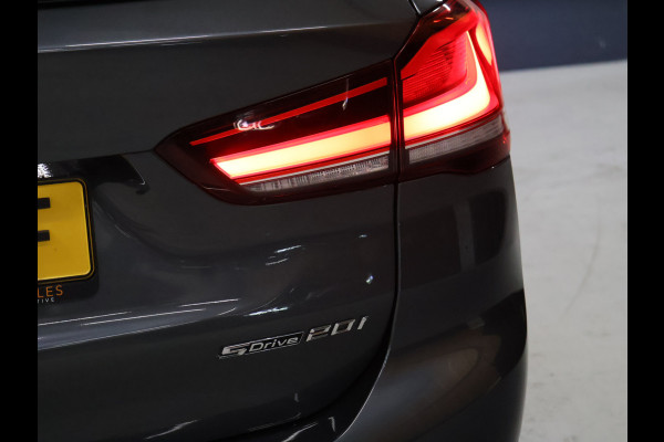 BMW X1 sDrive20i VDL Nedcar Edition [GROOT NAVIGATIE, TREKHAAK, HUD, PDC V+A, BLUETOOTH TELEFOON, CRUISE CONTROL, STOELVERWARMING, ELEKTRISCHE ACHTERKLEP, BMW LED, NIEUWSTAAT]