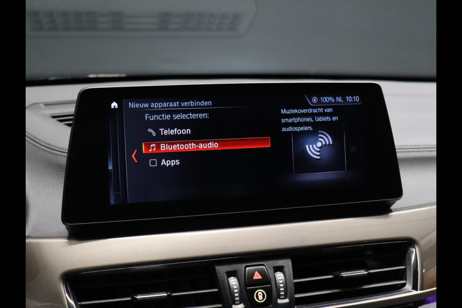 BMW X1 sDrive20i VDL Nedcar Edition [GROOT NAVIGATIE, TREKHAAK, HUD, PDC V+A, BLUETOOTH TELEFOON, CRUISE CONTROL, STOELVERWARMING, ELEKTRISCHE ACHTERKLEP, BMW LED, NIEUWSTAAT]