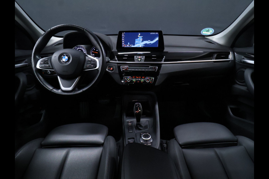 BMW X1 sDrive18i Sport *WEEKAANBIEDING* [HEAD-UP DISPLAY, GROOT NAVIGATIE, VOL LEDER, PDC ACHTER, STOELVERWARMING, AUTOMATISCHE AIRCO, ELEKTRISCHE ACHTERKLEP, BMW LED, CRUISE CONTROL, BLUETOOTH TELEFOON, NIEUWSTAAT