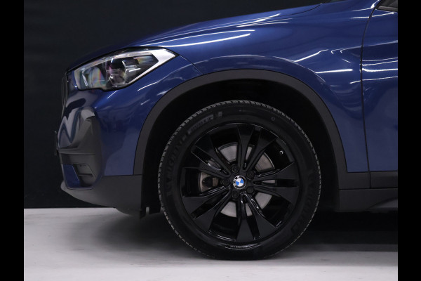 BMW X1 sDrive18i Sport *WEEKAANBIEDING* [HEAD-UP DISPLAY, GROOT NAVIGATIE, VOL LEDER, PDC ACHTER, STOELVERWARMING, AUTOMATISCHE AIRCO, ELEKTRISCHE ACHTERKLEP, BMW LED, CRUISE CONTROL, BLUETOOTH TELEFOON, NIEUWSTAAT